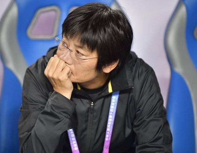 他掀开裙子把舌头伸进去